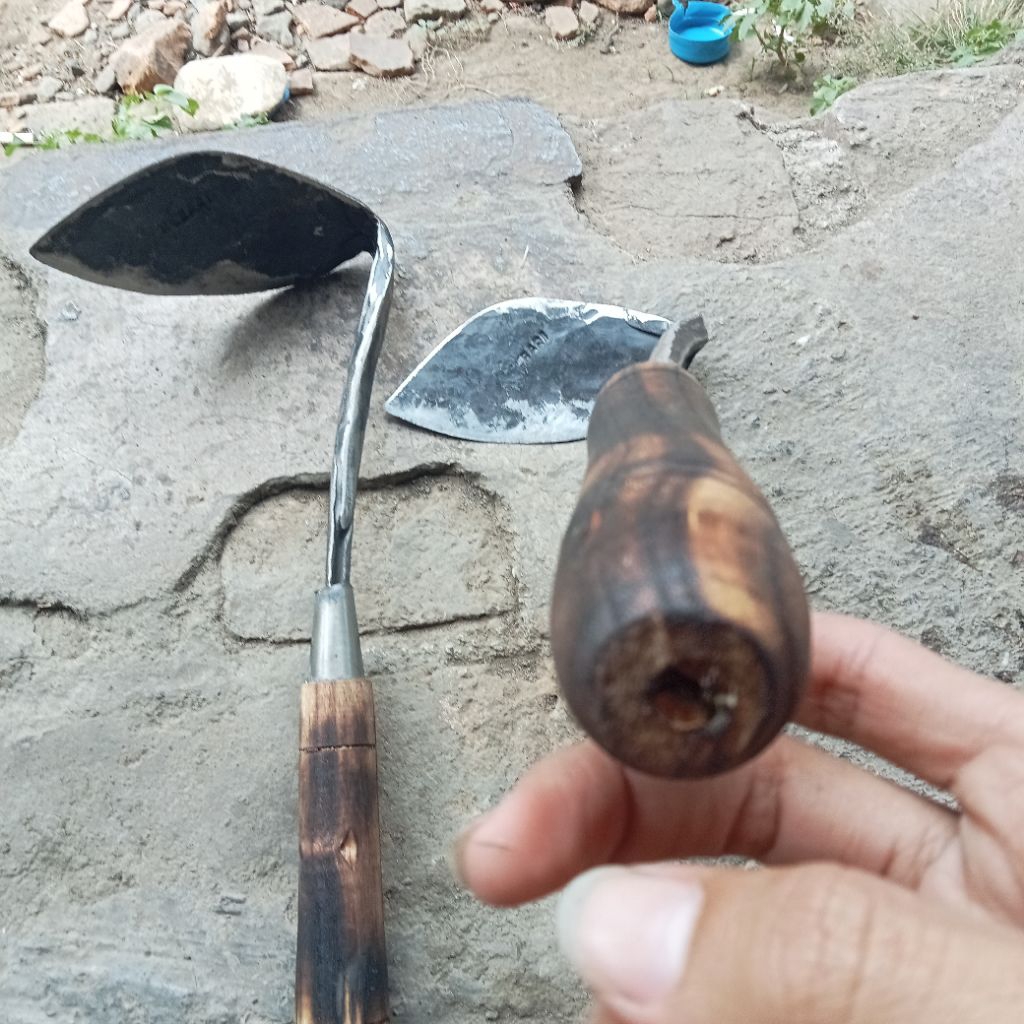Cangkul pemotong Gulma gathul baja kored rumput baja asli GAGANG HITAM SUDAH DI ASAH ukuran BESAR WA