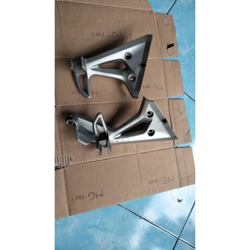 footstep belakang Honda Blade new 125 pijakan kaki belakang kanan kiri Honda Blade 125 original Hond