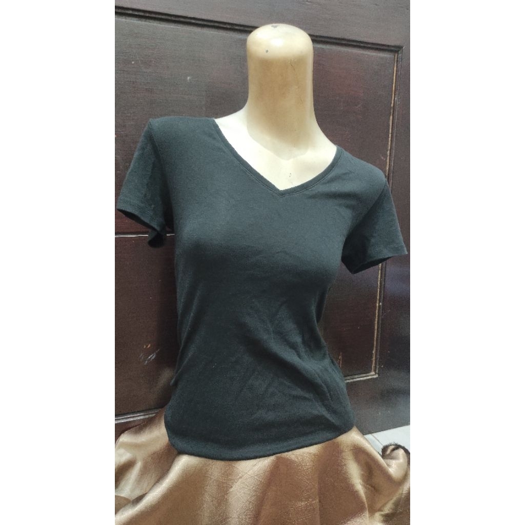 Kaos Hitam Scuba Brand Uniqlo