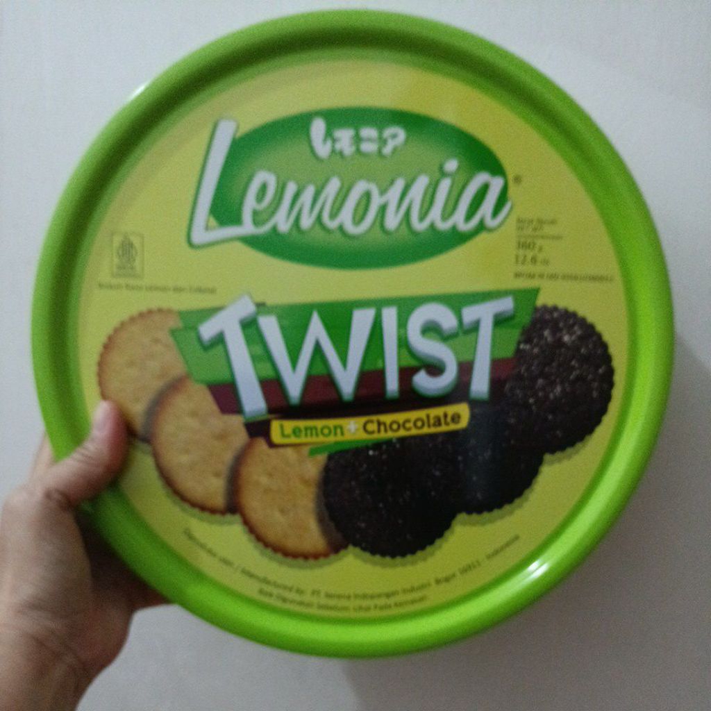 Biskuit Lemonia Twist Kaleng 360gr/Lemonia Twist Kaleng 360gr