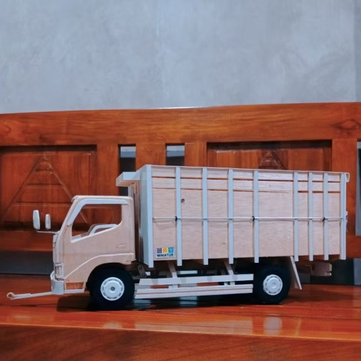 Miniatur truk Dutro model Herex skala 12. Variasi Whelldop. Miniatur truk mentahan bahan Triplek dan