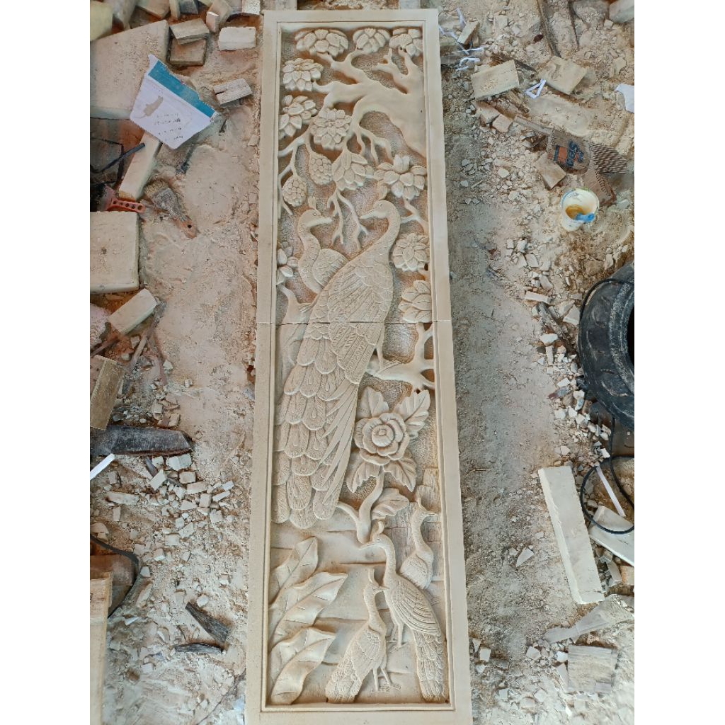 relief batu alam motif merak