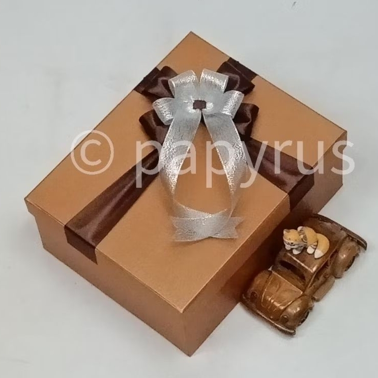 

PAPYRUS 20x25 Tinggi 10cm Kotak Kado Gift Box Hardbox Hampers Hadiah V2