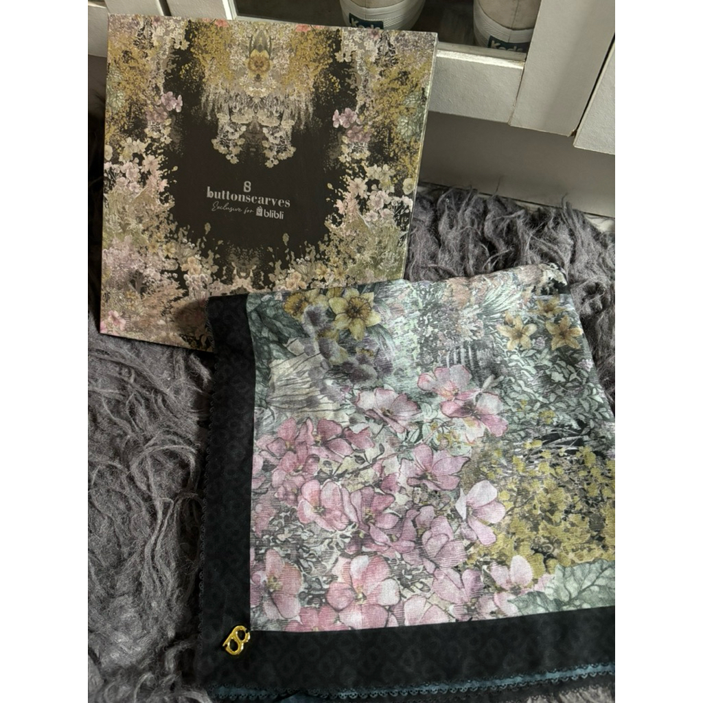 BUTTONSCARVES champ the fleurs black iris