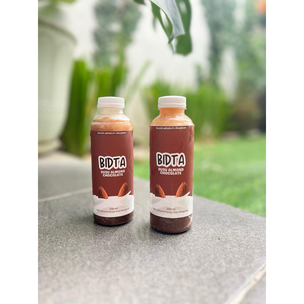 

Susu Almond dengan varian Coklat, Kurma, Matcha