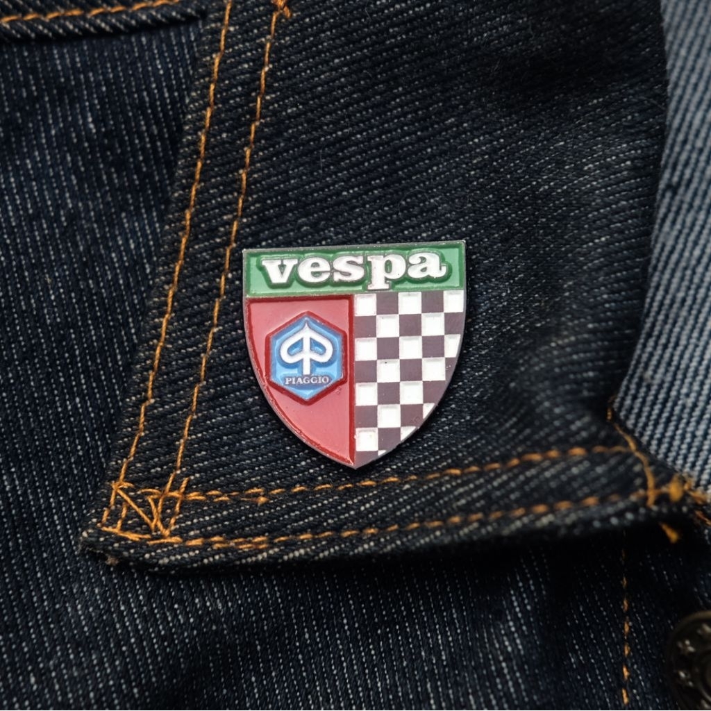 Enamel Pin Vespa Badge Satu