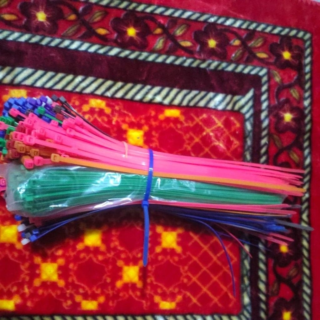 

kable ties serbaguna buat mengikat kable atau apa saja