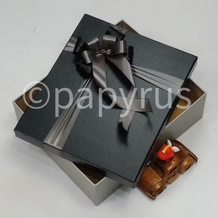 

PAPYRUS Kombinasi 25x30 Tinggi 8cm Kotak Kado Gift Box Hardbox Hampers V1
