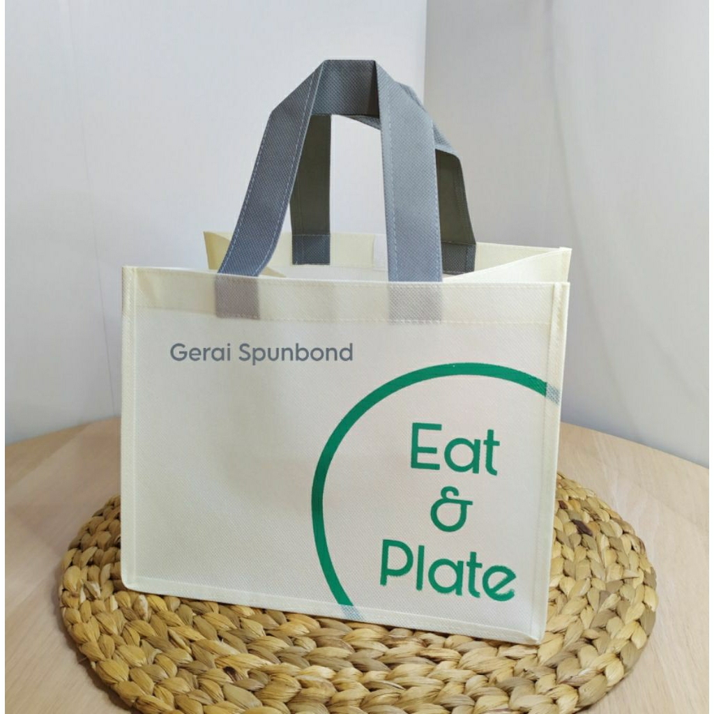 

Goodie Bag Spunbond 100 gsm Uk. 24cm x 24cm x 20cm Sablon Custom 2 Sisi