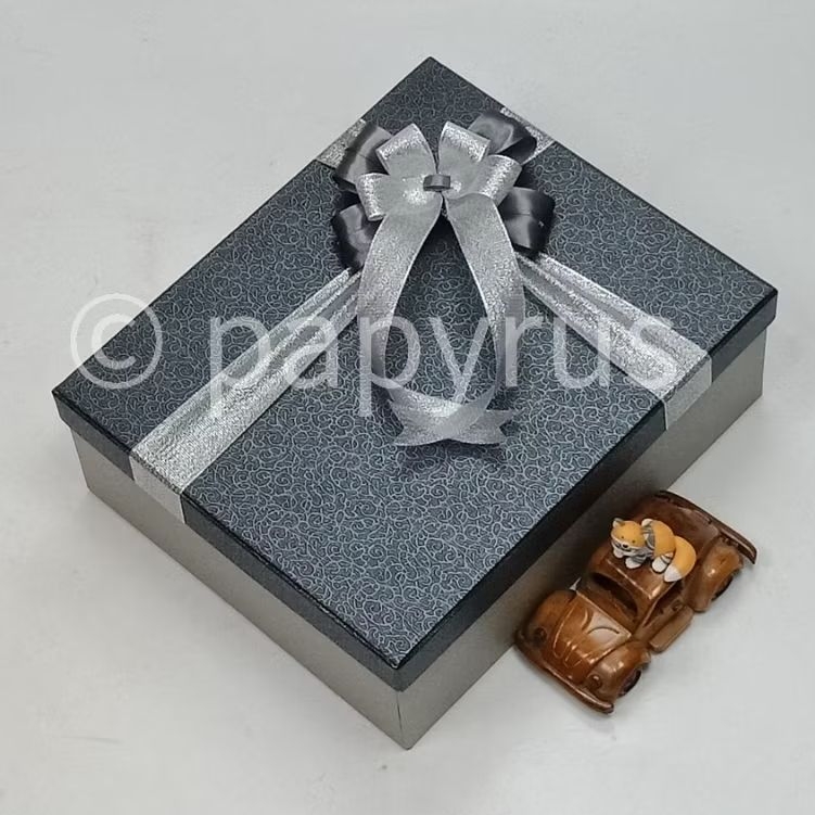 

PAPYRUS Kombinasi 25x30 Tinggi 10cm Kotak Kado Gift Box Hardbox Hampers Hadiah V1