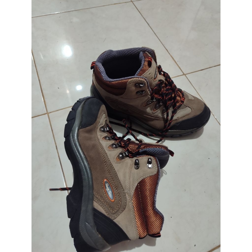 sepatu hiking(gunung) merk HANG TEN