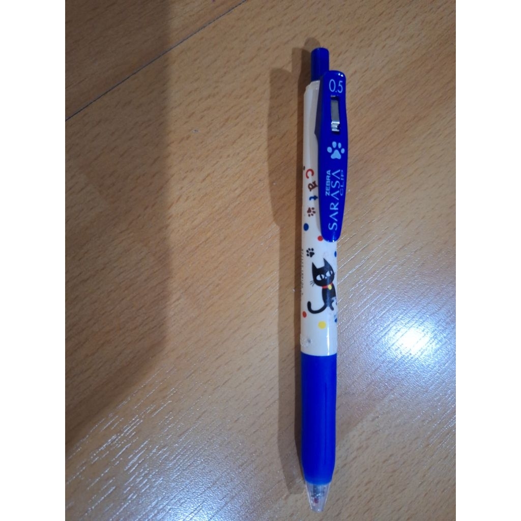 

Bolpen biru Sarasa