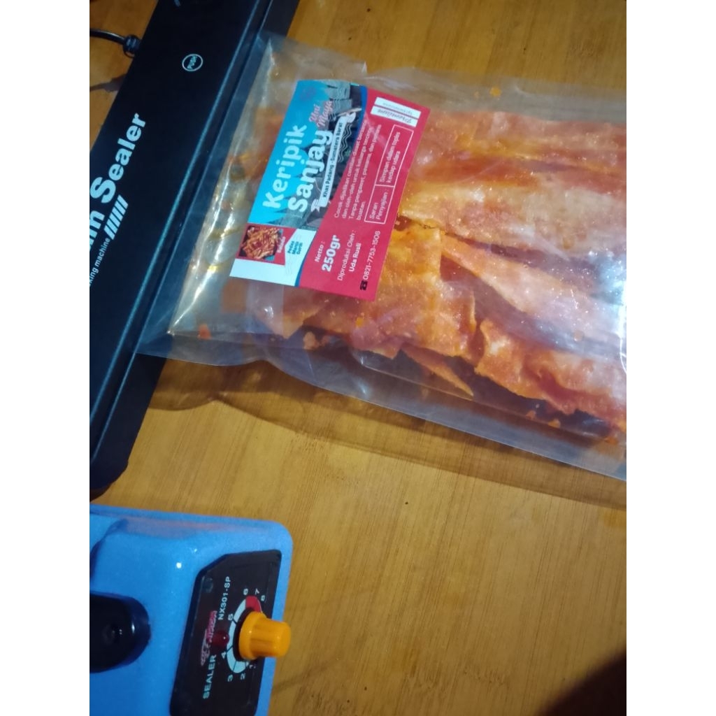 

Keripik Sanjay Medium 170gr - Karupuak Sanjay Uni Maya Keripik Singkong Balado Panjang Pedas Manis Oleh-oleh khas Padang