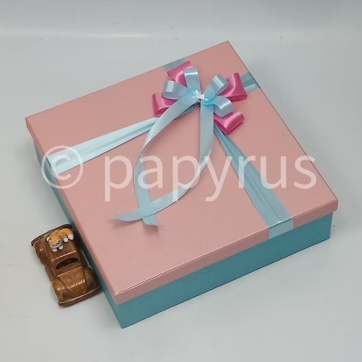 

PAPYRUS Kombinasi 30x30 Tinggi 10cm Kotak Kado Gift Box Hardbox Hampers V1
