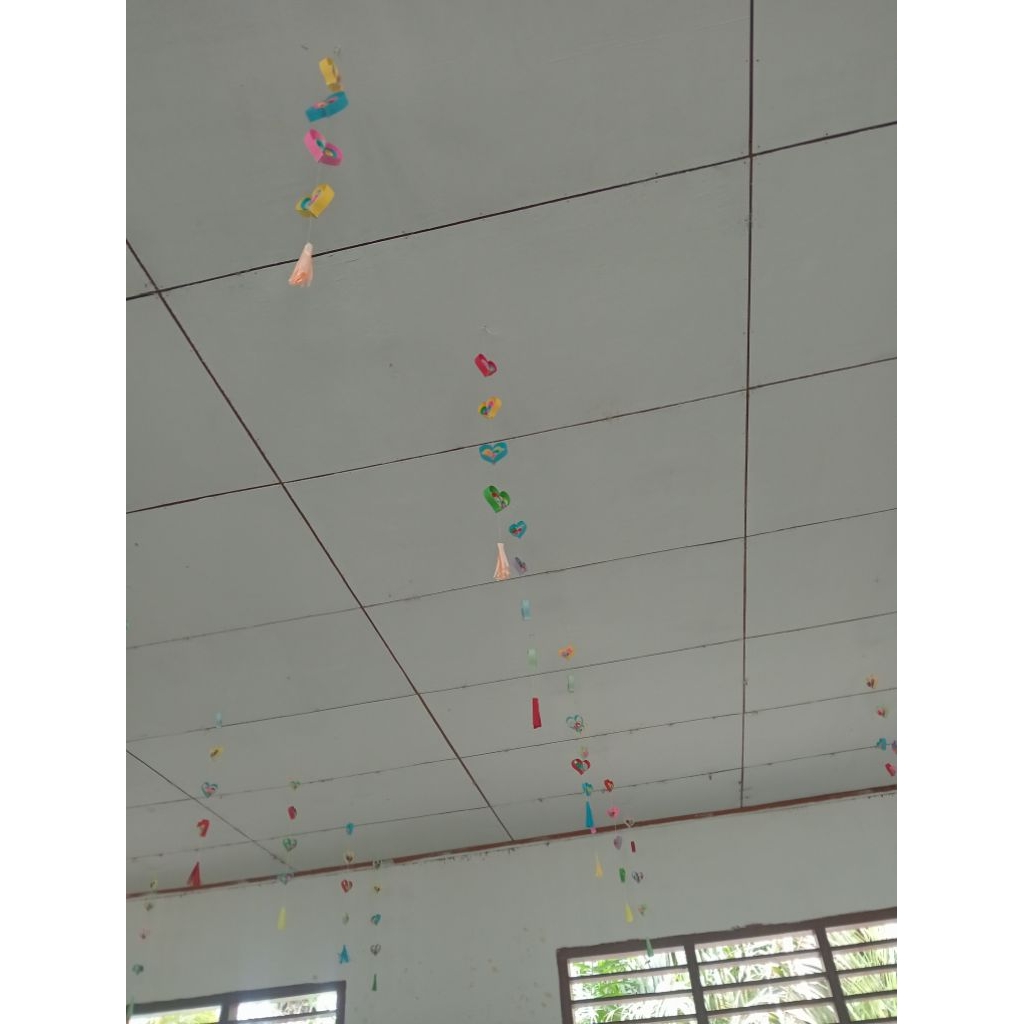 

Hiasan Langit Langit Kelas Yang Terbuat Dari Kertas Origami