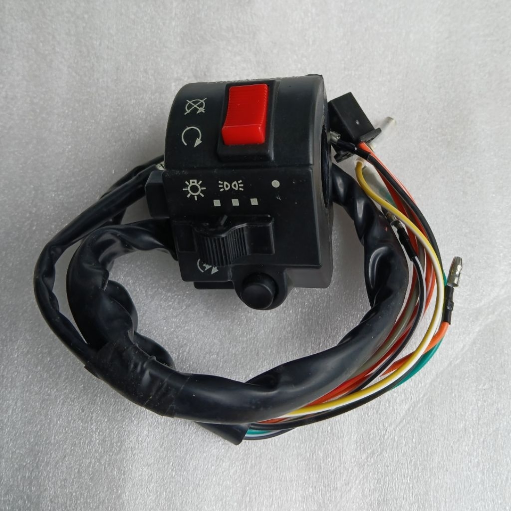 HOLDER KANAN (RH) THUNDER 125 - SAKLAR KANAN (RH) THUNDER 125