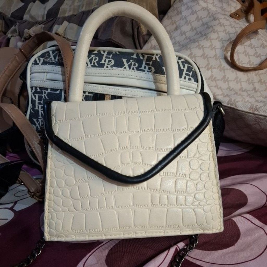 tas sling warna putih tulang cakep