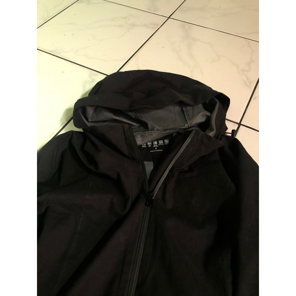 Uniqlo blocktech hitam