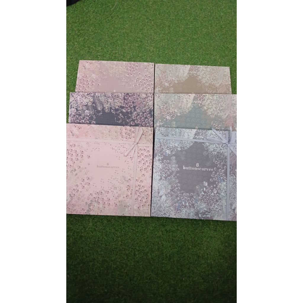 The Ederra Buttonscarves