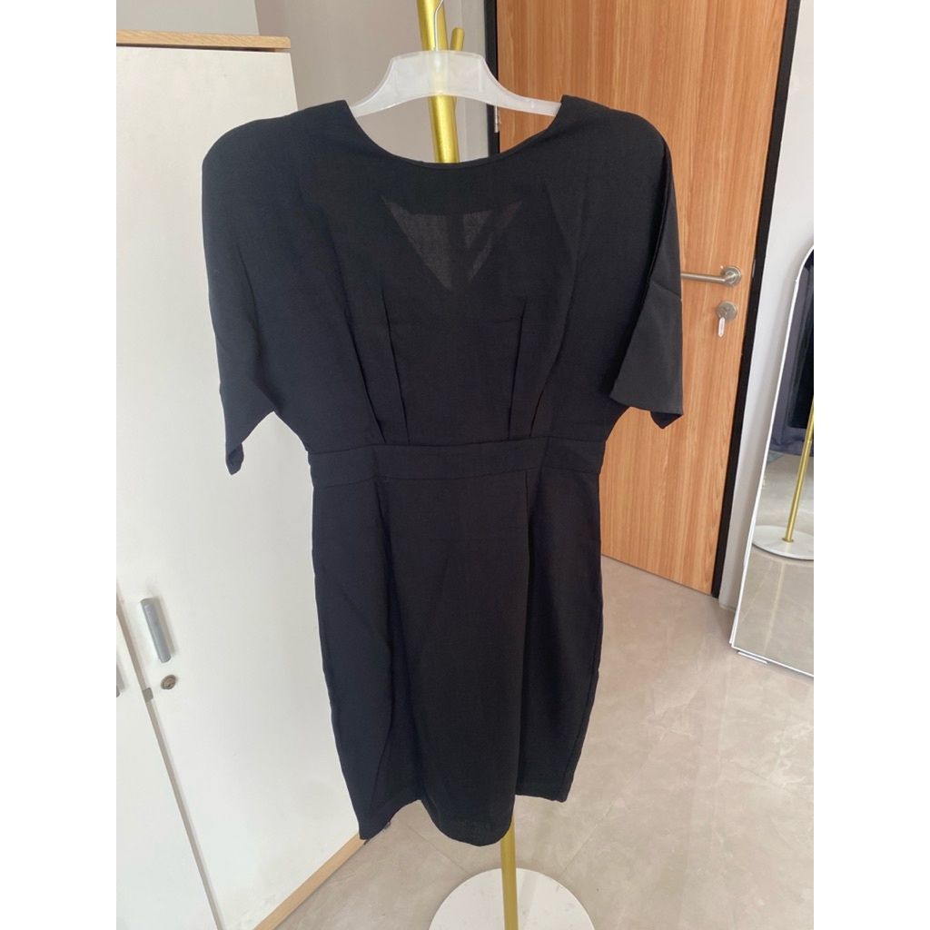 Preloved Midi Dress Hitam V Neck Kerah Belakang