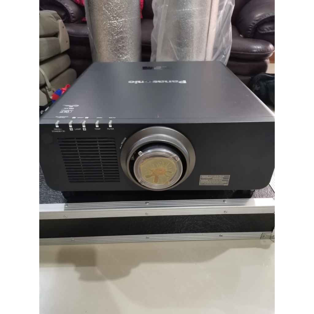 lcd projector 10000 lumens. panasonic pt-dx100. 10.000 lumens
