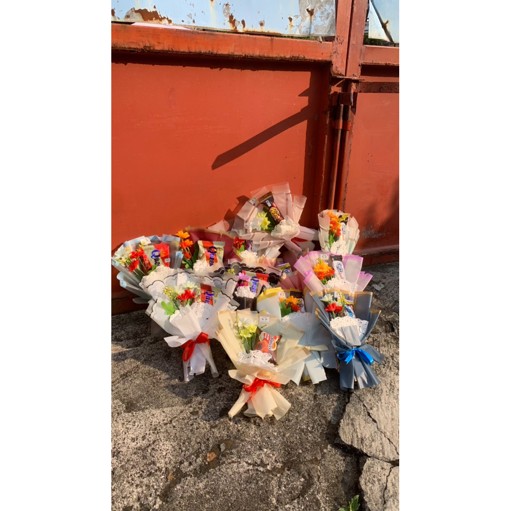 

Buket Snack Mini + Bunga | Buket Hadiah Unik Murah 4K | Kado Ulang Tahun / Wisuda | Kirim dari Semarang