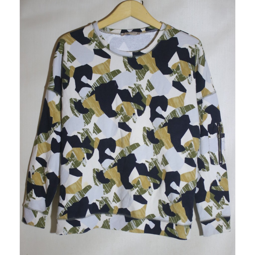 Crewneck Camo Pull and Bear