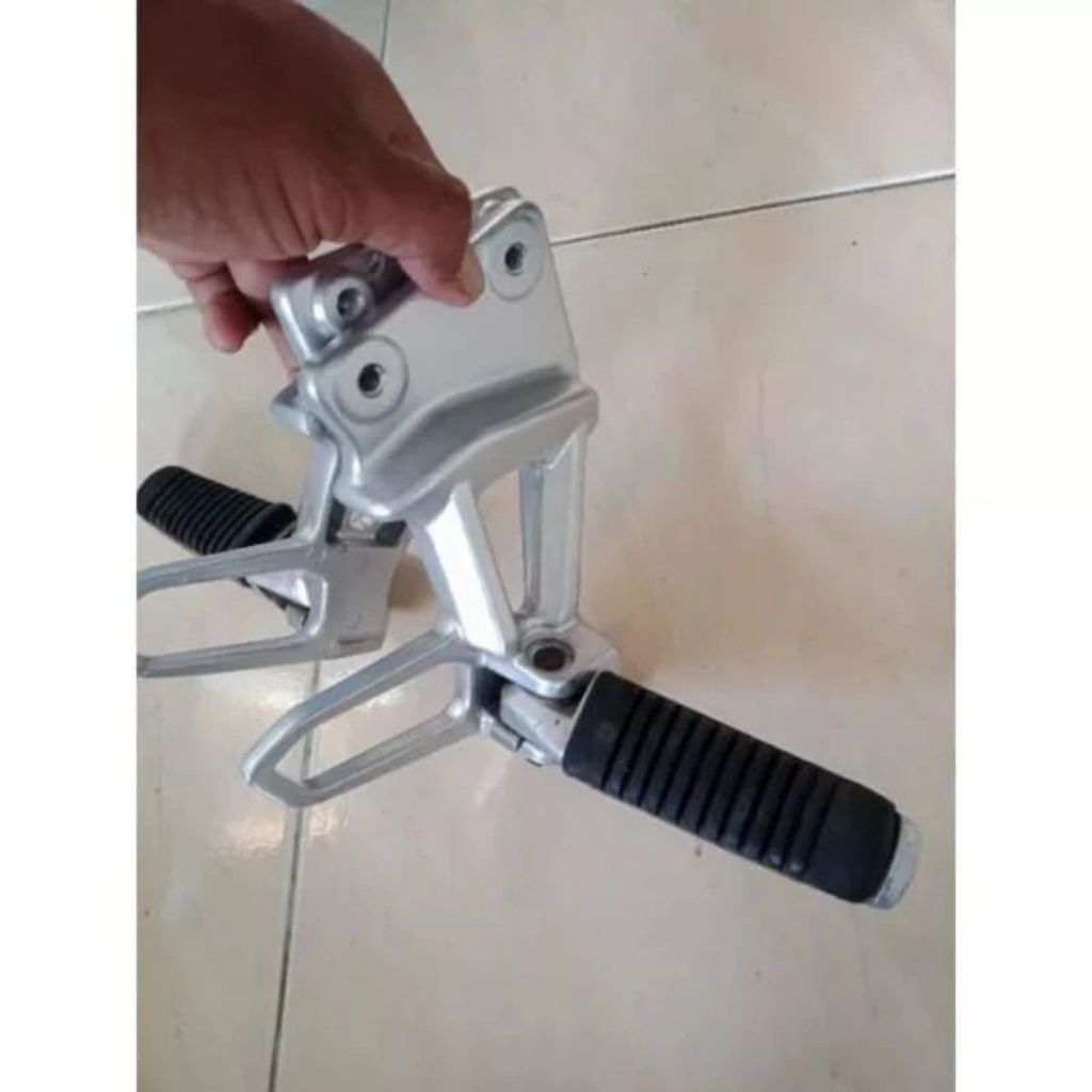 footstep foot step injekan kaki belakang Suzuki Skydrive 125/original copotan