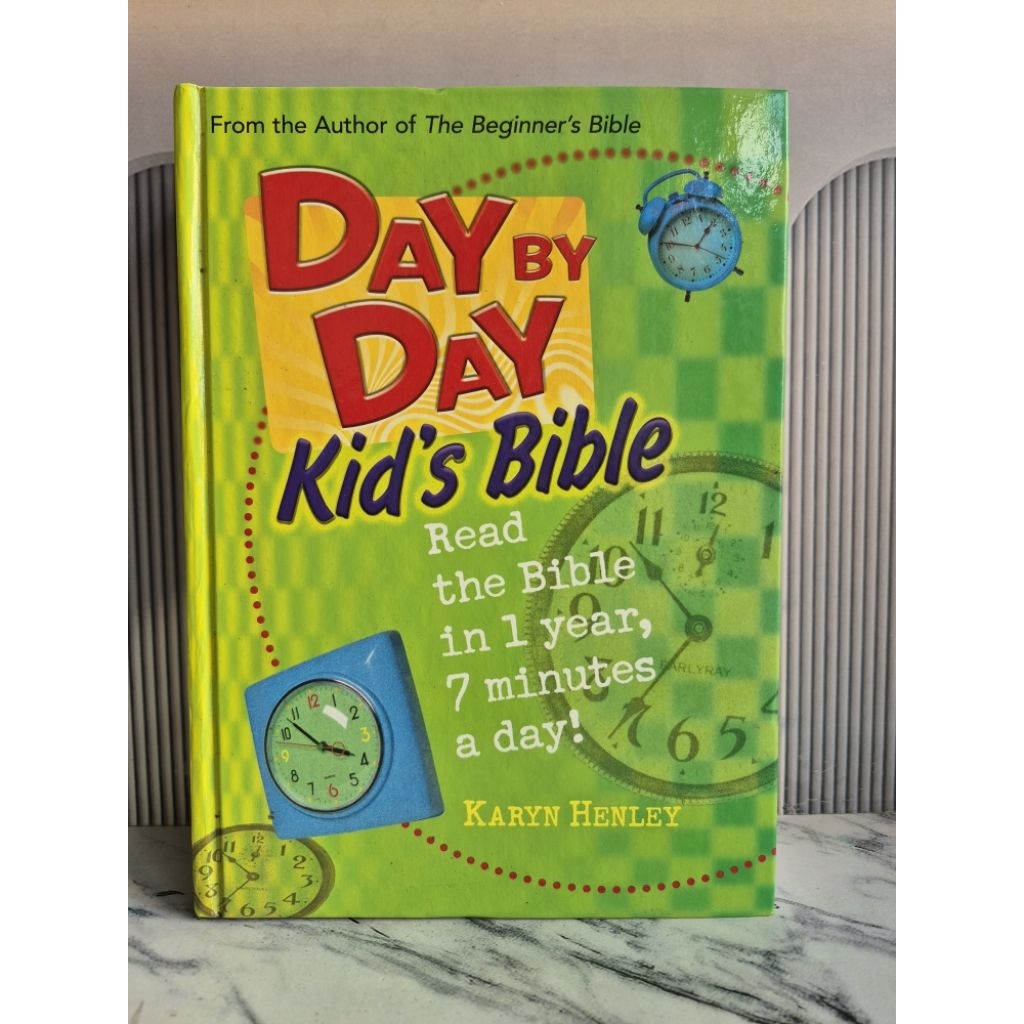 Buku Import Day by Day Kid's Bible ( Read the Bible in 1 Year, 7 Minutes a Day ) Second Original