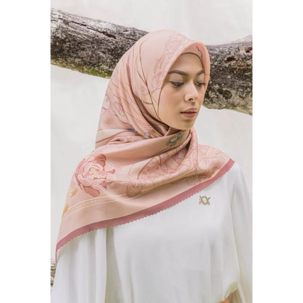 thalia scarf wearing klamby preloved