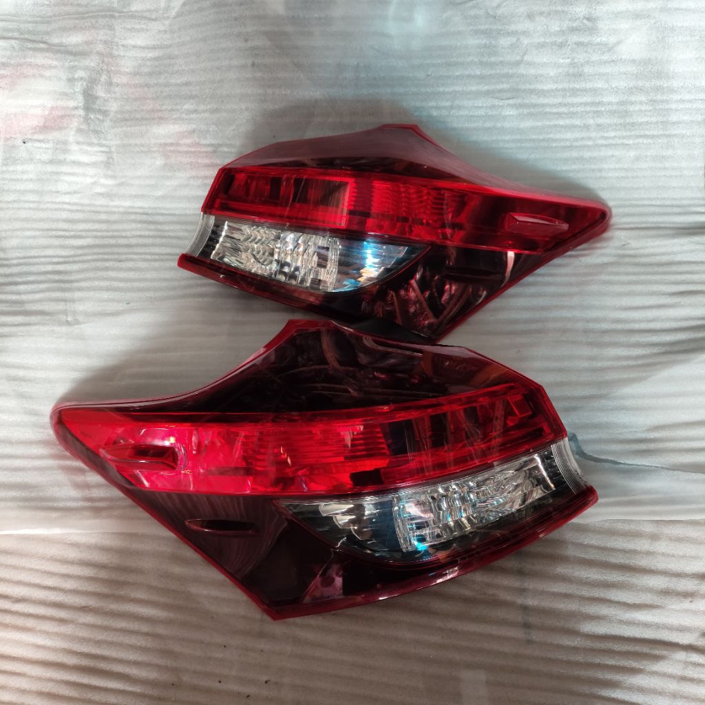 Stoplamp Lampu Belakang Mobil Toyota Yaris 2018 2019 2020 sepasang Original