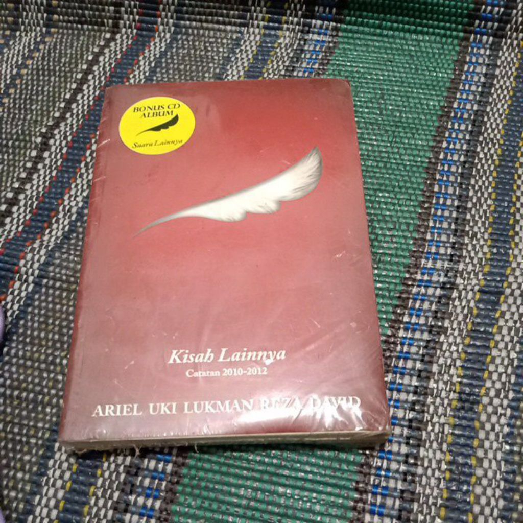 buku kisah lainnya Ariel catatan 2010-2012 bonus CD album masih ada
