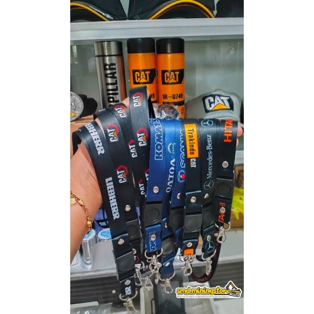 

Tali ID CARD + Lanyard motif CAT/Komatsu/Volvo/Liebherr/Scania/Hitachi/Kobelco/Mercedez/Iveco