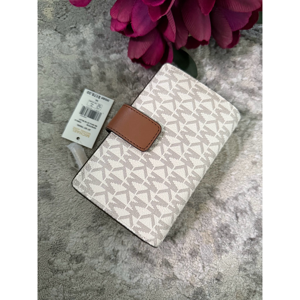 mk medium wallet in signature vanilla