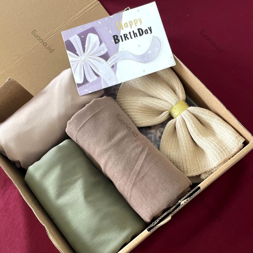 

Gift Box Hampers Ulang tahun-Hampers wisuda| Gift box hijab