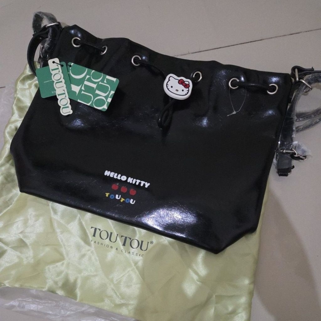 TAS HELLO KITTY X TAOU TOU/Tas TOU TOU X Hello Kitty (new) ori/Tas TOU TOU 3in1 bs tas bahu dan rans
