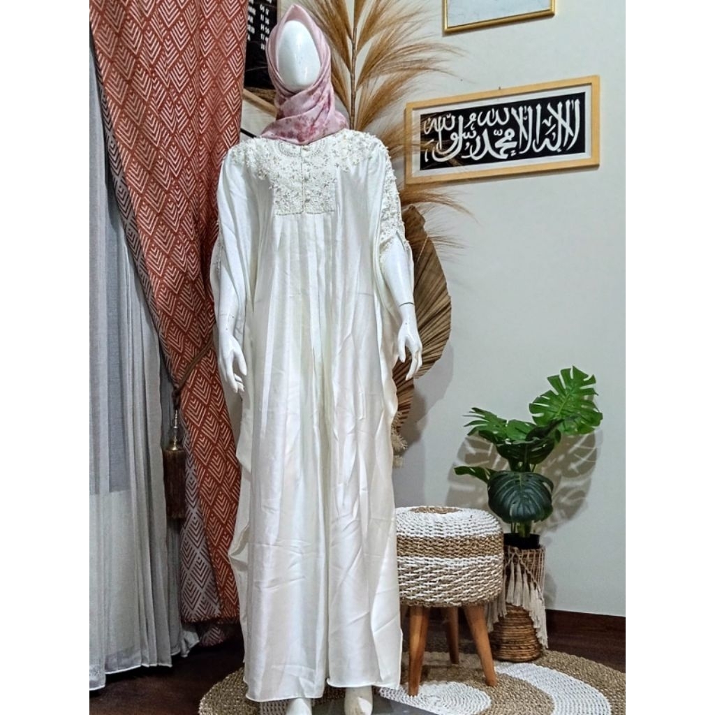 BajuGamisKaftanPutihPayetByGwenPetrina