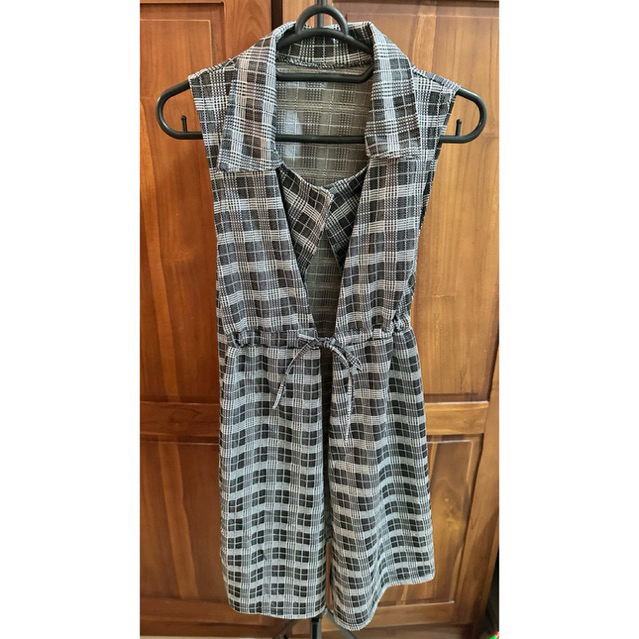 Rompi Wanita Motif Kotak-Kotak Tanpa Lengan