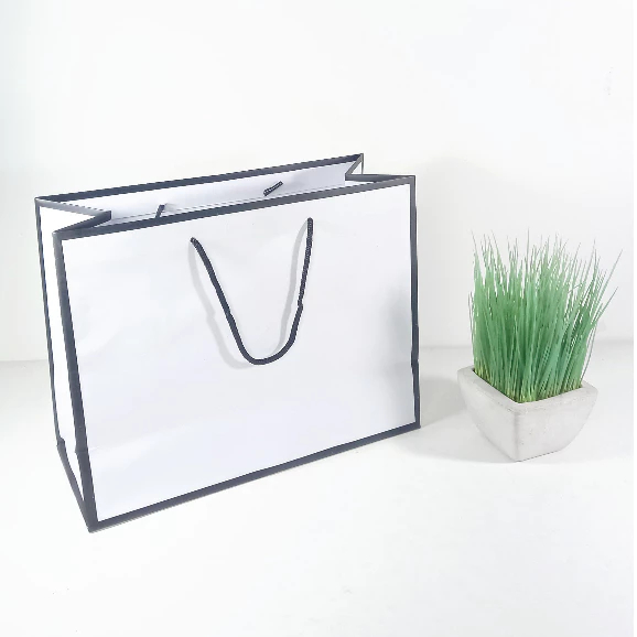 

Paperbag BW Series Uk. 32,5 x 25 x 14 cm