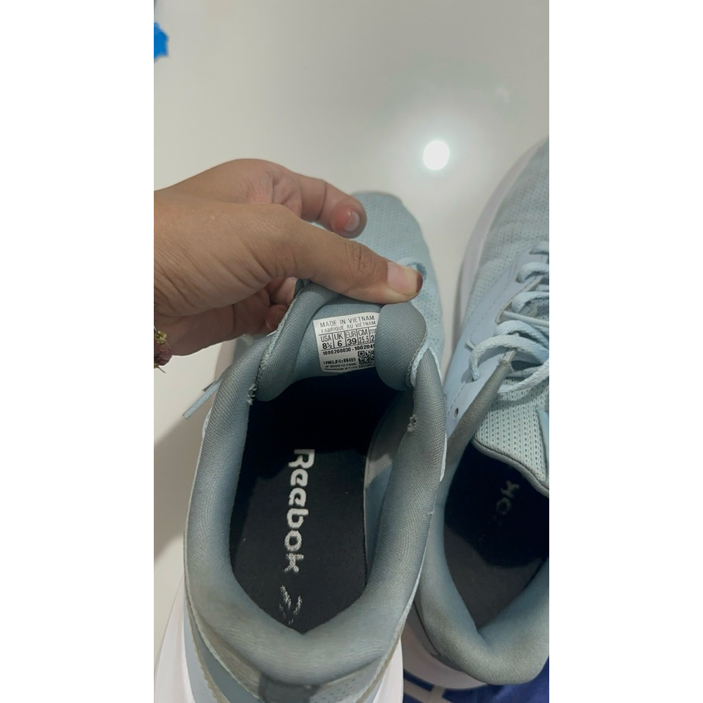 preloved sepatu olahraga