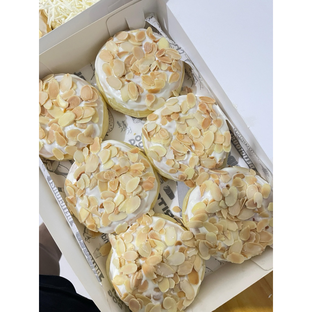 

(PO 1 Hari) Donat dengan topping Almond