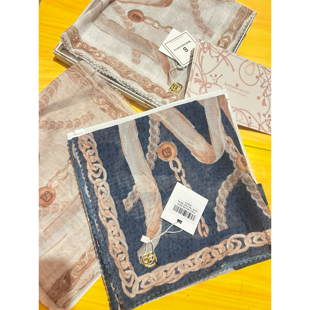 The chain 1 series Buttonscarves
