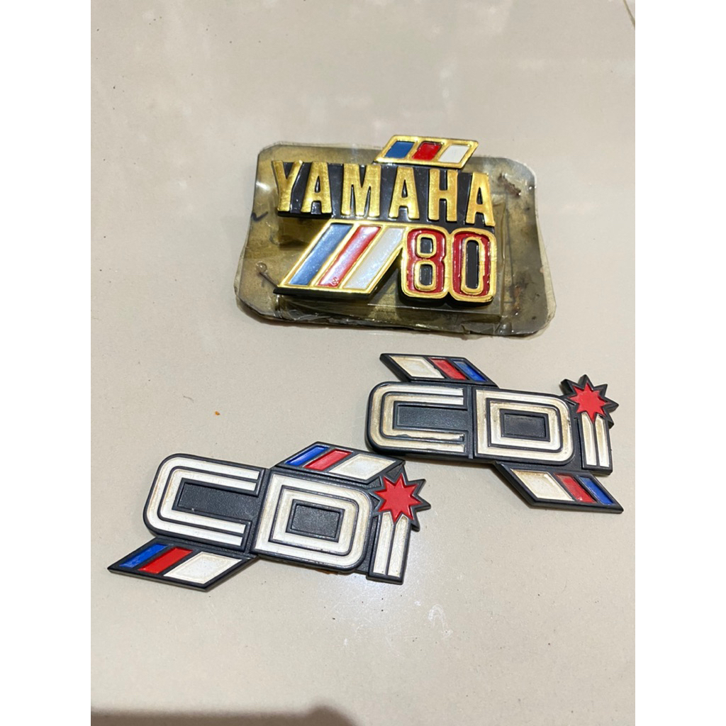 Cover Emblem Yamaha V80 Cdi Logo Tempong Kanan Kiri dan Sayap V 80 CDI Original nos