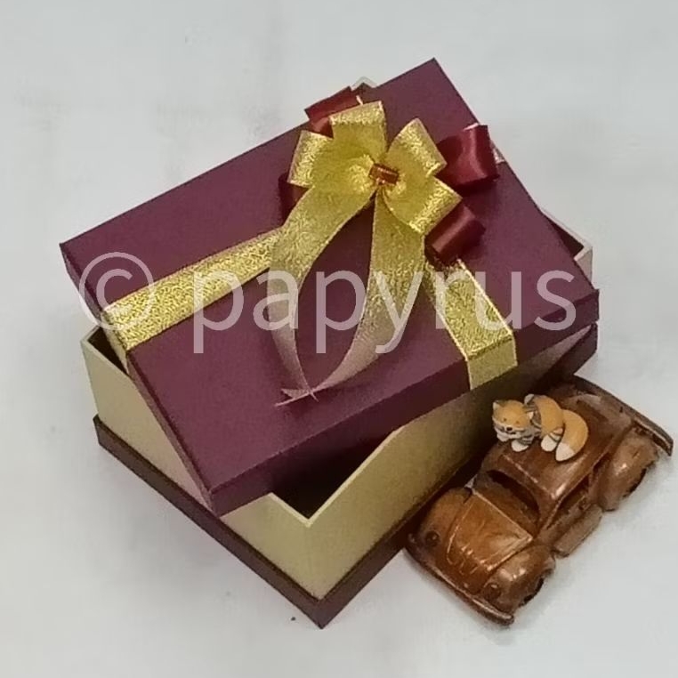 

PAPYRUS Sandwich 15x20 Tinggi 8cm Kotak Kado Gift Box Hardbox Hampers V1