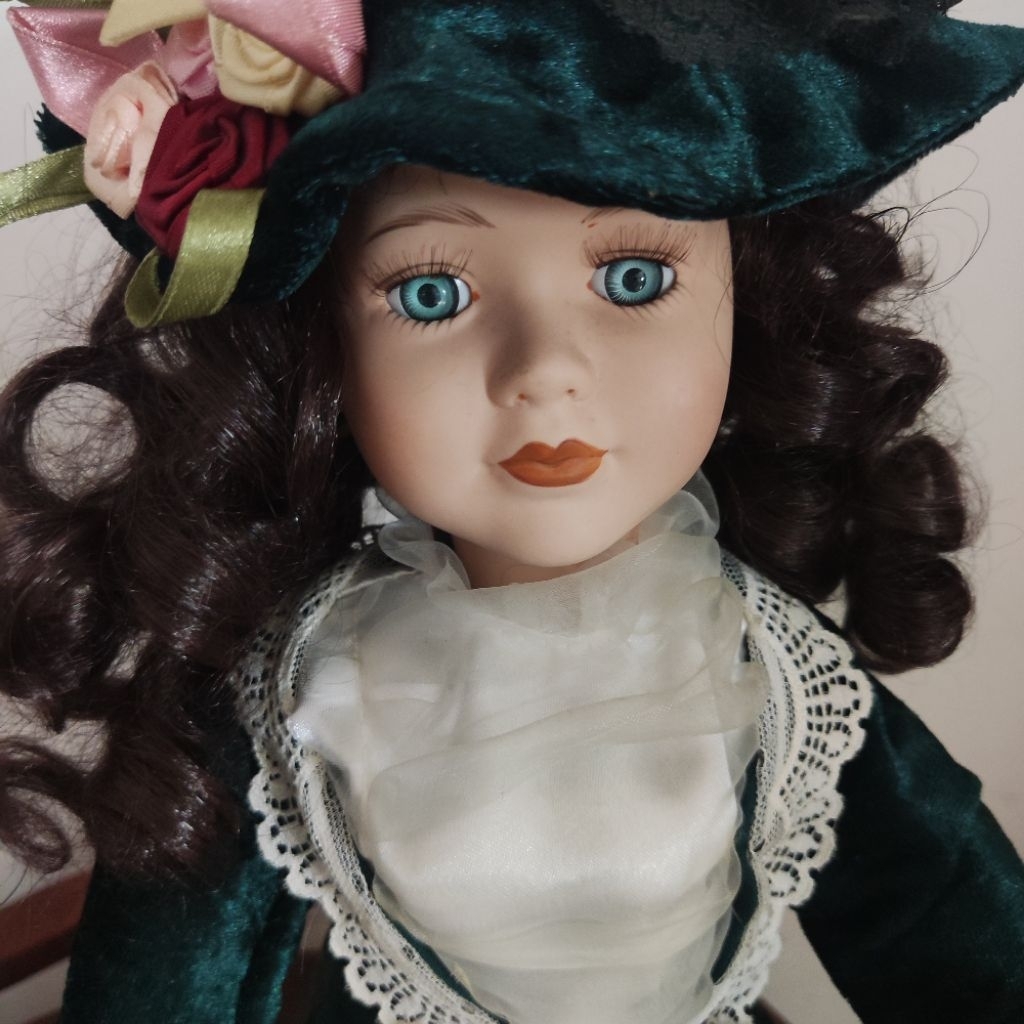 Duchess Lady Porcelain Doll Victorian-Style Emerald Velvet Dress. Boneka Porselen Keramik Vintage Vi
