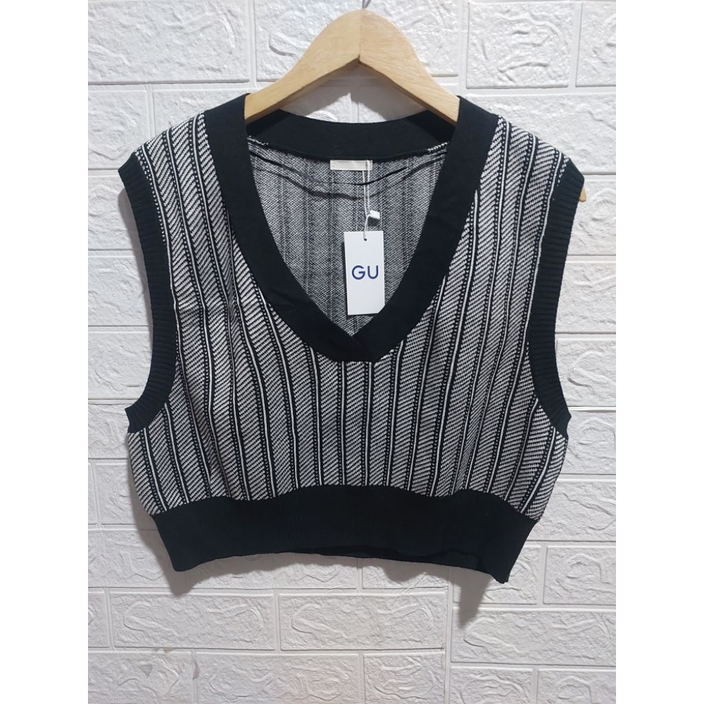 GU UNIQLO VEST / ROMPI RAJUT FULL MOTIF CROPTOP HITAM TAG M