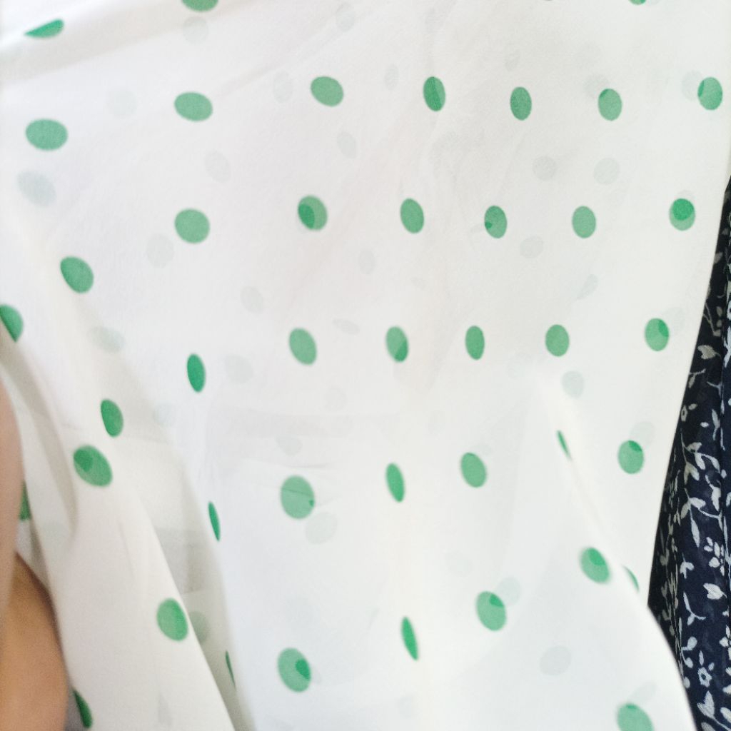 Kain Ceruty Babydoll Motif Polkadot Hijau Latar Putih  – Bahan Gamis & Dress(Harga Kain Per½ Meter)