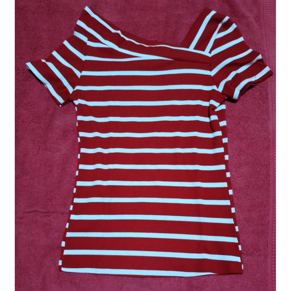 Preloved Top Merah Putih Bahan Rajut Baju Natal