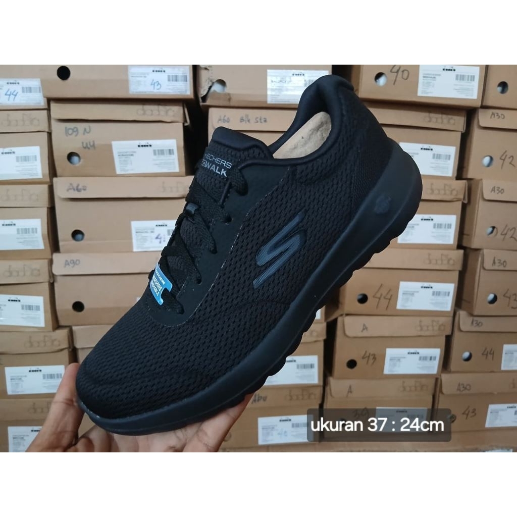 sepatu skechers hitam polos ukuran 37