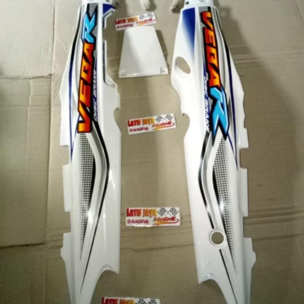 body belakang Yamaha Vega R lama warna putih plus striping / Cover Body Vega R lama putih
